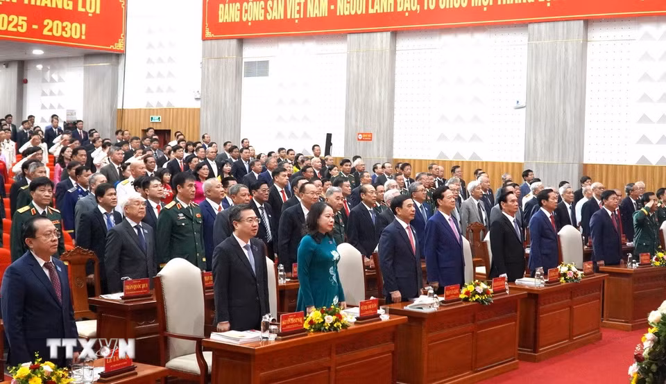 Các lãnh đạo cùng đại biểu dự Đại hội Đảng bộ tỉnh An Giang lần thứ nhất, nhiệm kỳ 2025-2030. (Ảnh: Văn Sĩ/TTXVN)