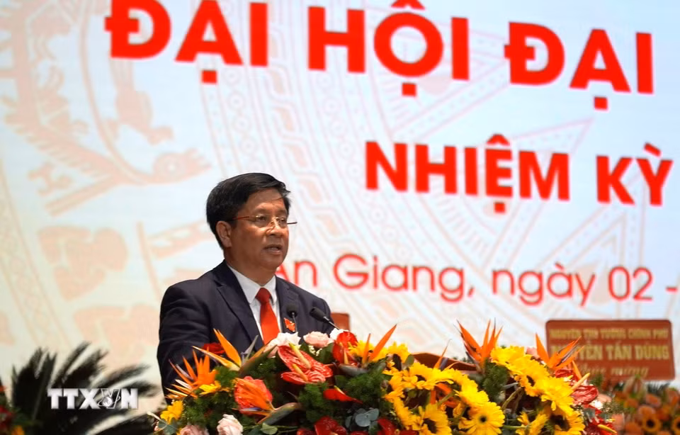 Chủ tịch Ủy ban Nhân dân tỉnh An Giang Hồ Văn Mừng trình bày báo cáo chính trị tại Đại hội. (Ảnh: Văn Sĩ/TTXVN)