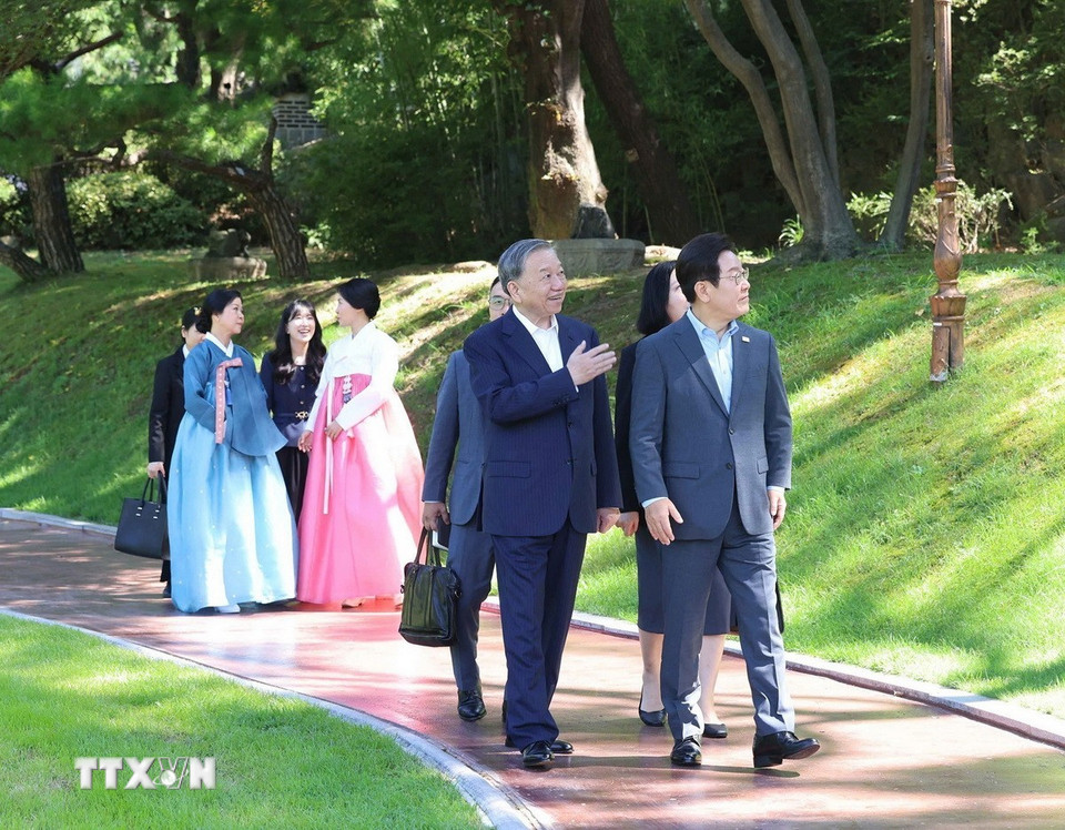 Tổng Bí thư Tô Lâm và Phu nhân cùng Tổng thống Hàn Quốc Lee Jae Myung và Phu nhân đi dạo trong khuôn viên Nhà Xanh. (Ảnh: Thống Nhất/TTXVN)