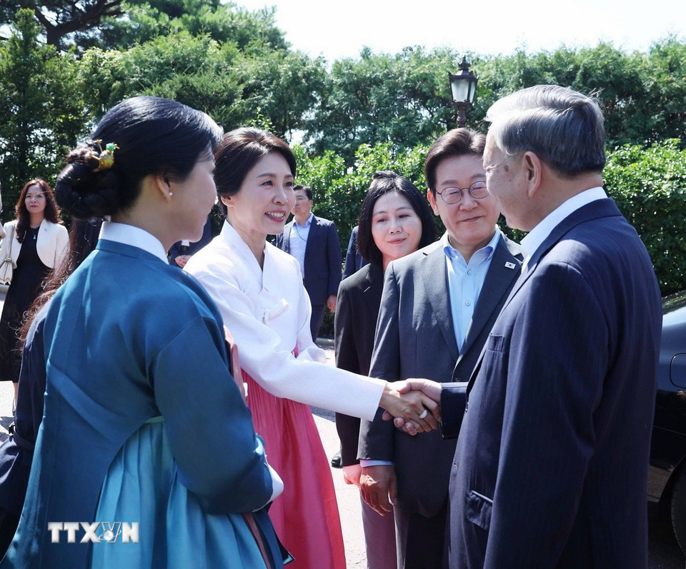 Tổng thống Hàn Quốc Lee Jae Myung và Phu nhân Kim Hye Kyung đón Tổng Bí thư Tô Lâm và Phu nhân Ngô Phương Ly đến dự tiệc trà và xem biểu diễn nghệ thuật truyền thống. (Ảnh: Thống Nhất/TTXVN)