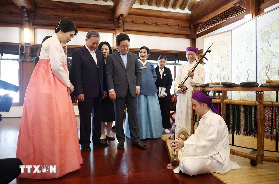 Tổng Bí thư Tô Lâm và Phu nhân cùng Tổng thống Hàn Quốc Lee Jae Myung và Phu nhân xem biểu diễn đàn bầu truyền thống của Việt Nam. (Ảnh: Thống Nhất/TTXVN)