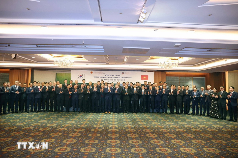 Tổng Bí thư Tô Lâm và đại biểu cùng lãnh đạo một số tập đoàn lớn của Hàn Quốc chụp ảnh chung. (Ảnh: Thống Nhất/TTXVN)