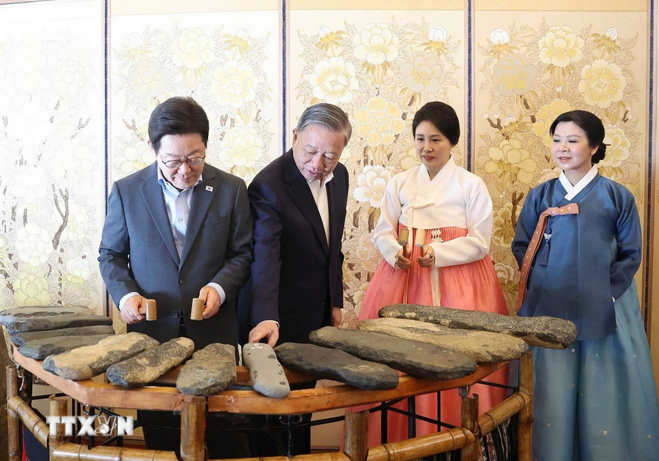 Tổng thống Hàn Quốc Lee Jae Myung trải nghiệm nghệ thuật đàn đá của Việt Nam. (Ảnh: Thống Nhất/TTXVN)