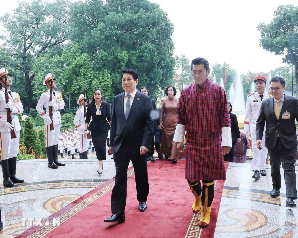 Chủ tịch nước Lương Cường và Quốc vương Bhutan Jigme Khesar Namgyel Wangchuck tại lễ đón. (Ảnh: Lâm Khánh/TTXVN)