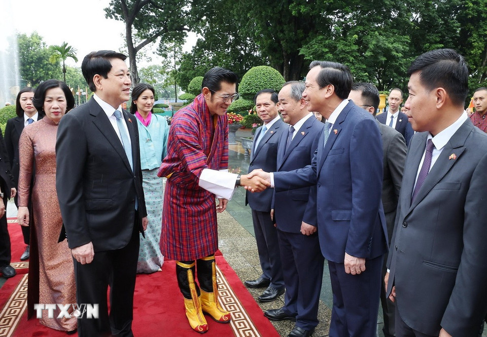 Chủ tịch nước Lương Cường giới thiệu đoàn Việt Nam với Quốc vương Bhutan Jigme Khesar Namgyel Wangchuck. (Ảnh: Lâm Khánh/TTXVN)