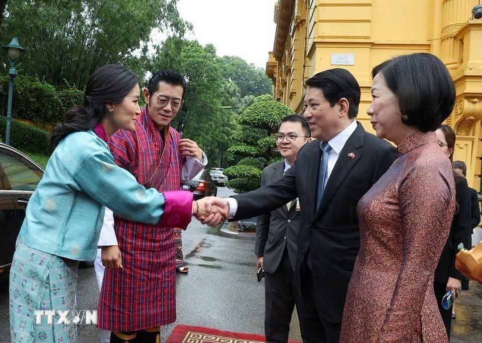 Chủ tịch nước Lương Cường và Phu nhân Nguyễn Thị Minh Nguyệt đón Quốc vương Bhutan Jigme Khesar Namgyel Wangchuck và Hoàng hậu Jetsun Pema. (Ảnh: Lâm Khánh/TTXVN)