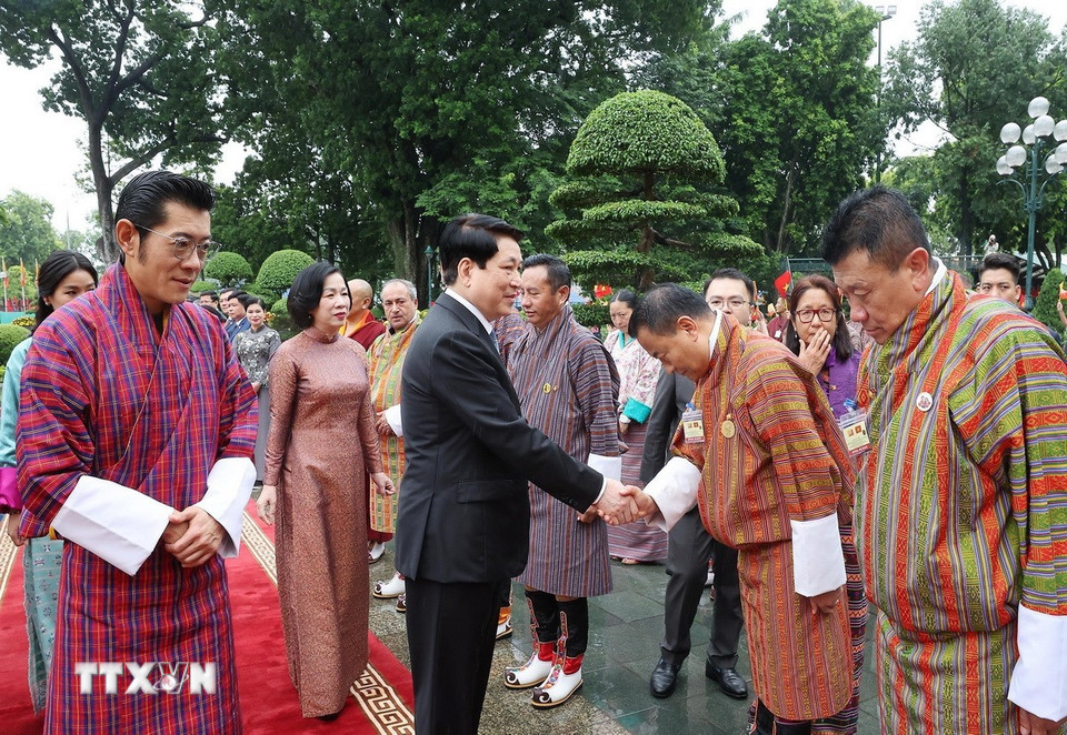 Quốc vương Jigme Khesar Namgyel Wangchuck giới thiệu các thành viên đoàn Bhutan với Chủ tịch nước Lương Cường. (Ảnh: Lâm Khánh/TTXVN)