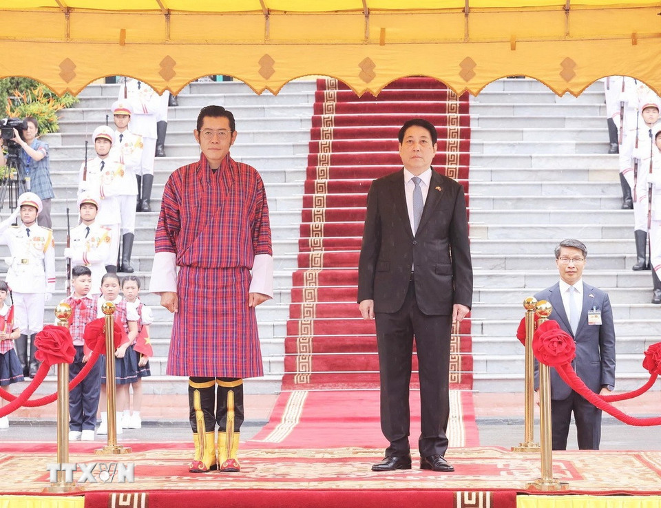 Chủ tịch nước Lương Cường và Quốc vương Bhutan Jigme Khesar Namgyel Wangchuck (Ảnh: Lâm Khánh/TTXVN)