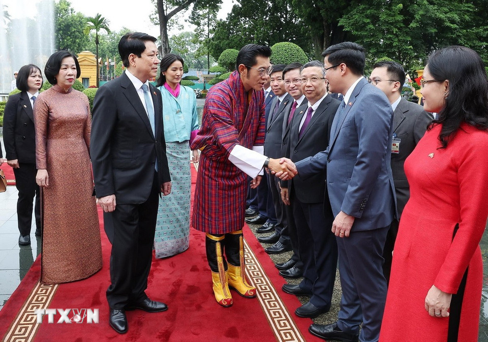Chủ tịch nước Lương Cường giới thiệu đoàn Việt Nam với Quốc vương Bhutan Jigme Khesar Namgyel Wangchuck. (Ảnh: Lâm Khánh/TTXVN)