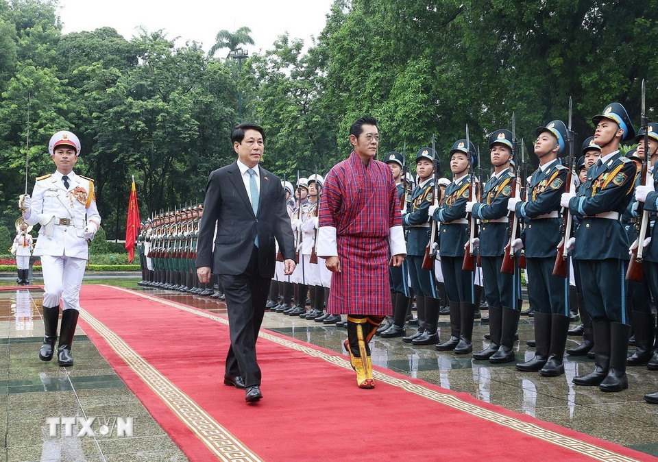 Chủ tịch nước Lương Cường và Quốc vương Bhutan Jigme Khesar Namgyel Wangchuck duyệt Đội danh dự Quân đội nhân dân Việt Nam. (Ảnh: Lâm Khánh/TTXVN)