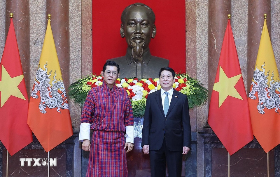 Chủ tịch nước Lương Cường và Quốc vương Bhutan Jigme Khesar Namgyel Wangchuck chụp ảnh chung. (Ảnh: Lâm Khánh/TTXVN)