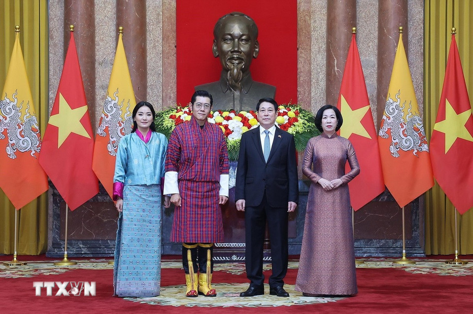 Chủ tịch nước Lương Cường và Phu nhân cùng Quốc vương Bhutan Jigme Khesar Namgyel Wangchuck và Hoàng hậu chụp ảnh chung. (Ảnh: Lâm Khánh/TTXVN)