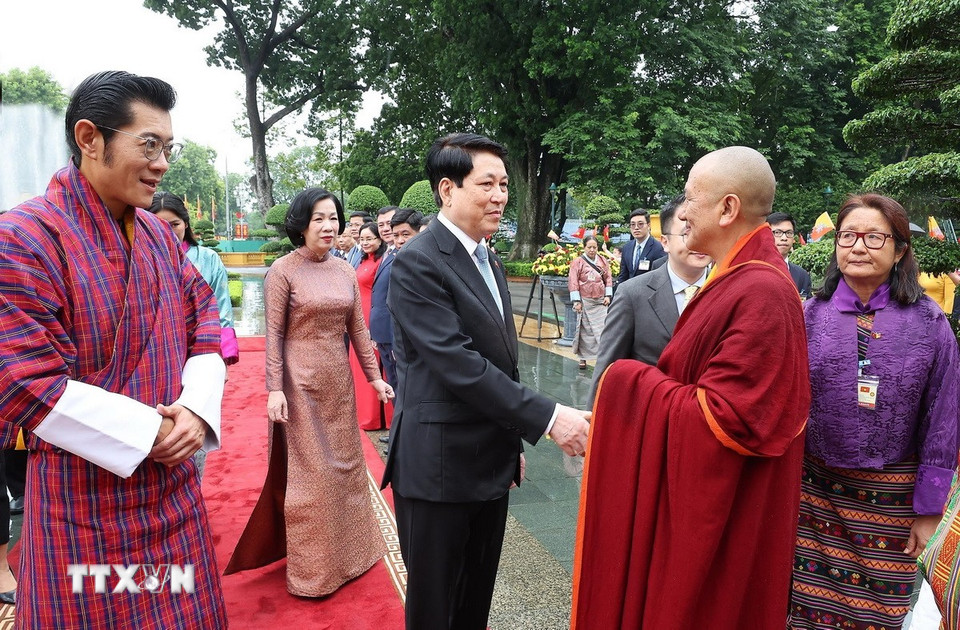 Quốc vương Jigme Khesar Namgyel Wangchuck giới thiệu các thành viên đoàn Bhutan với Chủ tịch nước Lương Cường. (Ảnh: Lâm Khánh/TTXVN)