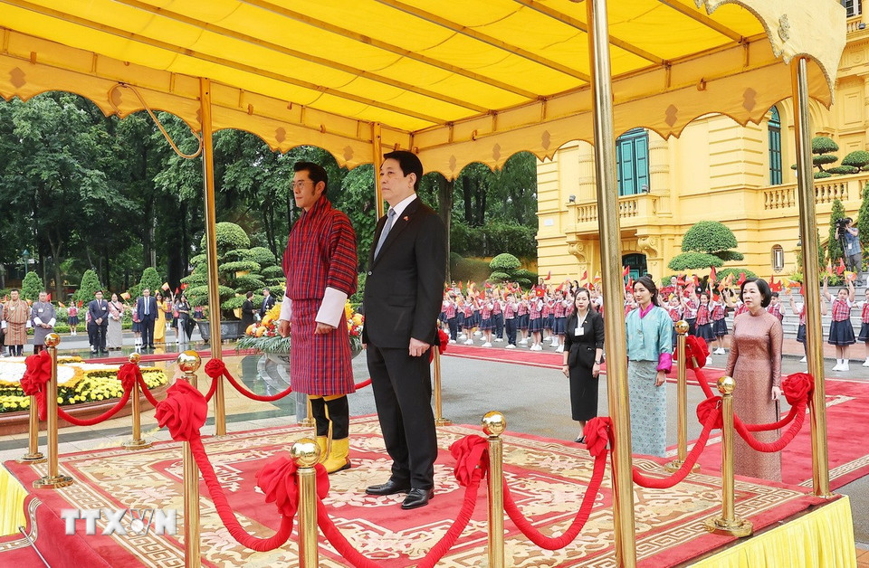 Chủ tịch nước Lương Cường và Quốc vương Bhutan Jigme Khesar Namgyel Wangchuck (Ảnh: Lâm Khánh/TTXVN)