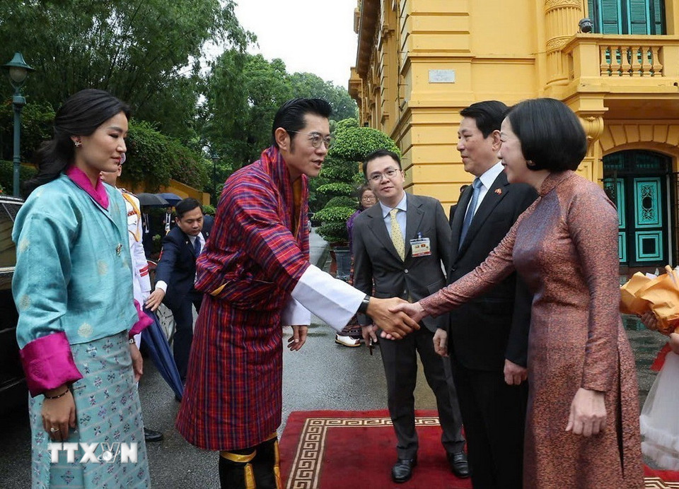 Chủ tịch nước Lương Cường và Phu nhân Nguyễn Thị Minh Nguyệt đón Quốc vương Bhutan Jigme Khesar Namgyel Wangchuck và Hoàng hậu Jetsun Pema. (Ảnh: Lâm Khánh/TTXVN)