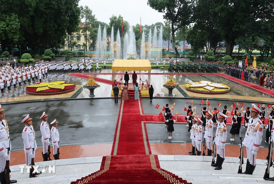 Quang cảnh lẽ đón. (Ảnh: Lâm Khánh/TTXVN)