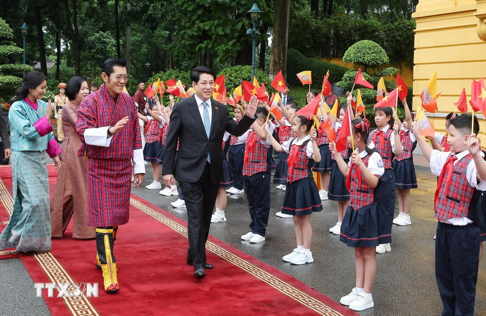 Thiếu nhi Thủ đô Hà Nội chào đón Chủ tịch nước Lương Cường và Phu nhân cùng Quốc vương Bhutan Jigme Khesar Namgyel Wangchuck và Hoàng hậu. (Ảnh: Lâm Khánh/TTXVN)