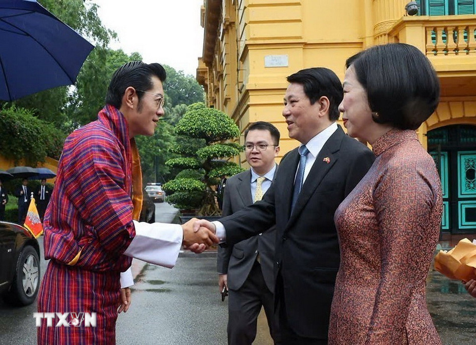 Chủ tịch nước Lương Cường và Phu nhân Nguyễn Thị Minh Nguyệt đón Quốc vương Bhutan Jigme Khesar Namgyel Wangchuck và Hoàng hậu Jetsun Pema. (Ảnh: Lâm Khánh/TTXVN)
