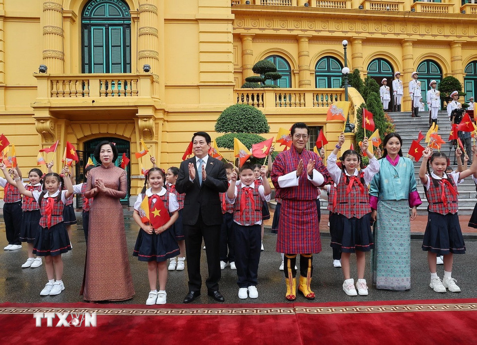 Chủ tịch nước Lương Cường và Phu nhân chủ trì cùng Quốc vương Bhutan Jigme Khesar Namgyel Wangchuck và Hoàng hậuvới thiếu nhi Thủ đô Hà Nội tại lễ đón. (Ảnh: Lâm Khánh/TTXVN)