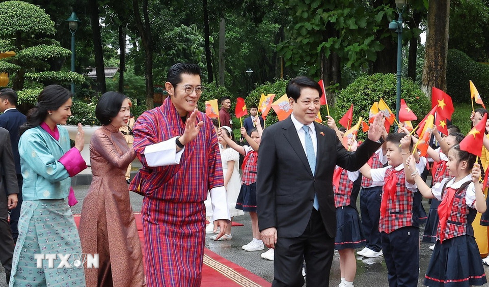 Thiếu nhi Thủ đô Hà Nội chào đón Chủ tịch nước Lương Cường và Phu nhân cùng Quốc vương Bhutan Jigme Khesar Namgyel Wangchuck và Hoàng hậu. (Ảnh: Lâm Khánh/TTXVN)