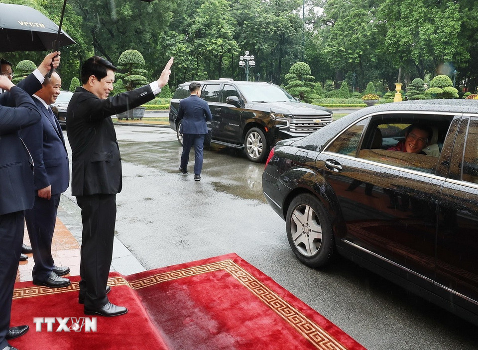 Chủ tịch nước Lương Cường tiễn Quốc vương Bhutan Jigme Khesar Namgyel Wangchuck sau lễ ký và trao đổi các văn kiện hợp tác giữa hai nước. (Ảnh: Lâm Khánh/TTXVN)