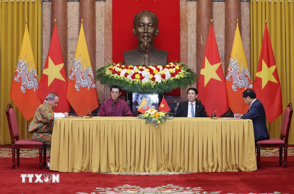 Chủ tịch nước Lương Cường và Quốc vương Bhutan Jigme Khesar Namgyel Wangchuck chứng kiến ký Bản ghi nhớ về Khuôn khổ hợp tác giữa Chính phủ hai nước. (Ảnh: Lâm Khánh/TTXVN)