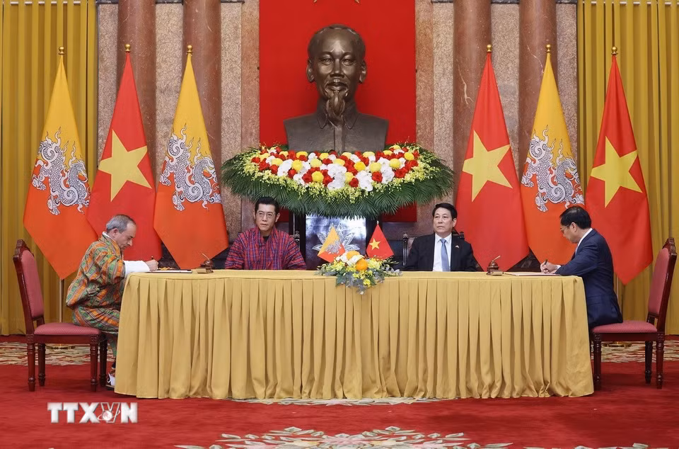 Chủ tịch nước Lương Cường và Quốc vương Bhutan Jigme Khesar Namgyel Wangchuck chứng kiến ký Bản ghi nhớ về Khuôn khổ hợp tác giữa Chính phủ hai nước. (Ảnh: Lâm Khánh/TTXVN)