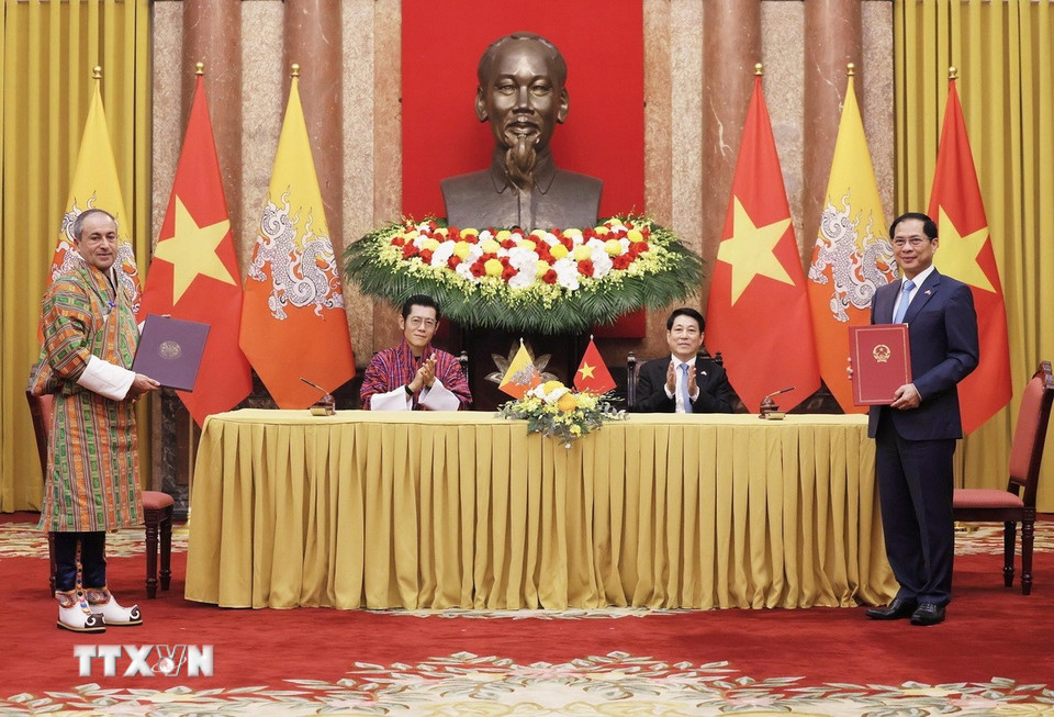 Chủ tịch nước Lương Cường và Quốc vương Bhutan Jigme Khesar Namgyel Wangchuck chứng kiến ký Bản ghi nhớ về Khuôn khổ hợp tác giữa Chính phủ hai nước. (Ảnh: Lâm Khánh/TTXVN)