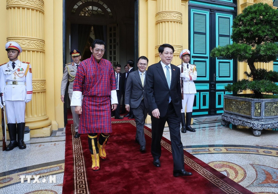 Chủ tịch nước Lương Cường tiễn Quốc vương Bhutan Jigme Khesar Namgyel Wangchuck sau lễ ký và trao đổi các văn kiện hợp tác giữa hai nước. (Ảnh: Lâm Khánh/TTXVN)