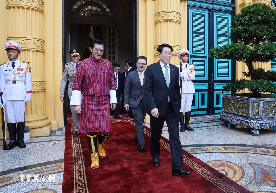 Chủ tịch nước Lương Cường tiễn Quốc vương Bhutan Jigme Khesar Namgyel Wangchuck sau lễ ký và trao đổi các văn kiện hợp tác giữa hai nước. (Ảnh: Lâm Khánh/TTXVN)