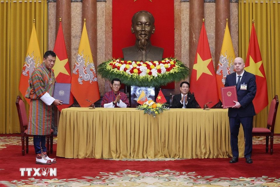 Chủ tịch nước Lương Cường và Quốc vương Bhutan Jigme Khesar Namgyel Wangchuck chứng kiến trao Bản ghi nhớ giữa Cục Hàng không dân dụng (Bộ Xây dựng) và Bộ Cơ sở hạ tầng và Giao thông Bhutan. (Ảnh: Lâm Khánh/TTXVN)