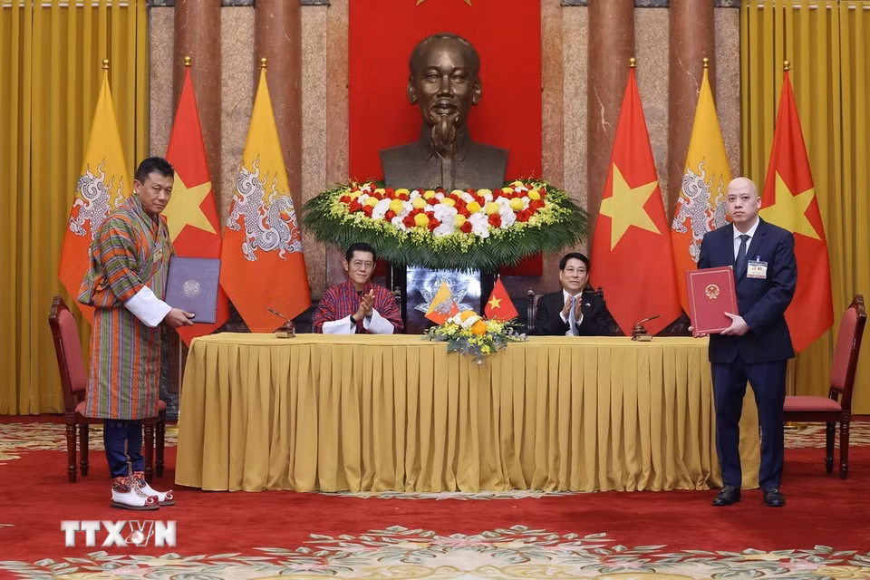 Chủ tịch nước Lương Cường và Quốc vương Bhutan Jigme Khesar Namgyel Wangchuck chứng kiến trao Bản ghi nhớ giữa Cục Hàng không dân dụng (Bộ Xây dựng) và Bộ Cơ sở hạ tầng và Giao thông Bhutan. (Ảnh: Lâm Khánh/TTXVN)