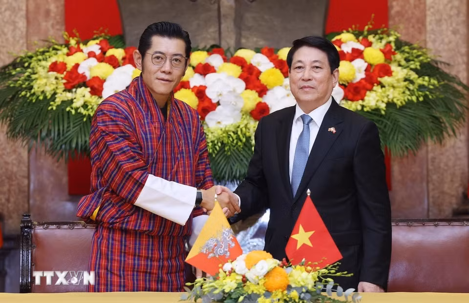 Chủ tịch nước Lương Cường và Quốc vương Bhutan Jigme Khesar Namgyel Wangchuck. (Ảnh: Lâm Khánh/TTXVN)