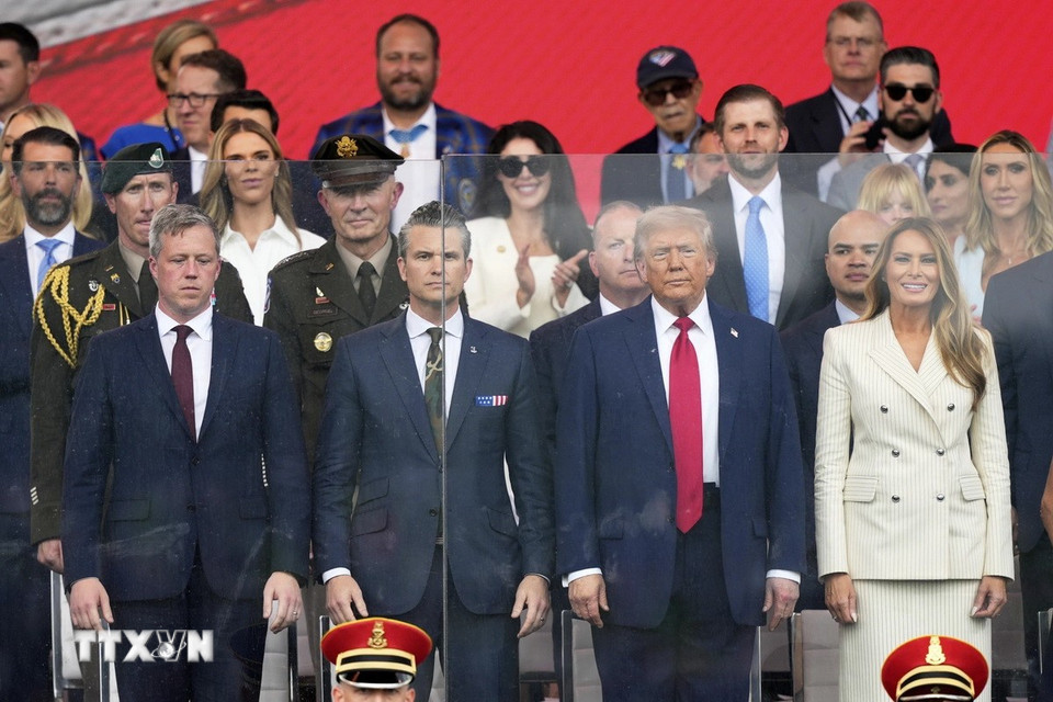 Tổng thống Mỹ Donald Trump và phu nhân cùng các quan chức tại lễ diễu binh kỷ niệm 250 năm ngày thành lập Lục quân ở Washington. (Ảnh: AP/TTXVN)