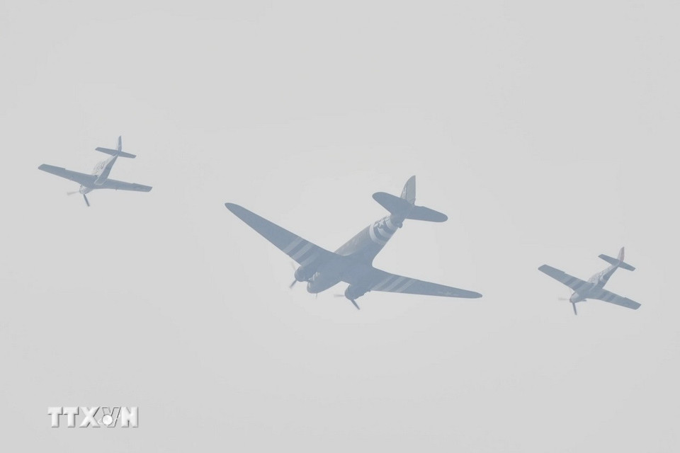 Đặc biệt, cuộc diễu binh còn có sự xuất hiện của các máy bay cổ điển từ thời Thế chiến 2 như B-25, P-51 Mustang và B-17. (Ảnh: AP/TTXVN)