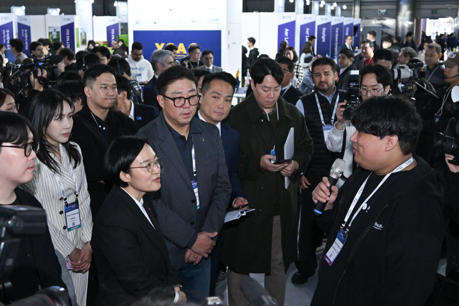 MSS-ministern besöker en monter. comeup-2025-opening-day-group-tour-4-plithus.jpg