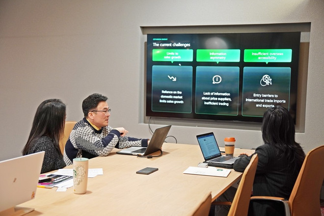 Pan Cho Sung-min, wiceprezes CityGreen, podczas wywiadu z reporterem VietnamPlus. lze6mynylruezpjsq6ql.jpg