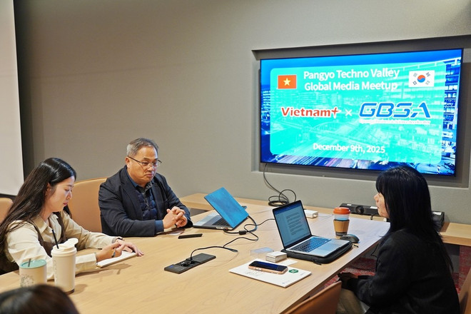 O Sr. Sang Sung Lee, Líder de Equipe e Consultor de Gestão da Gyeonggi Business & Science Accelerator (GBSA), operadora do Pangyo Techno Valley, em entrevista a um repórter da VietnamPlus. 3uwwcsnkkfm9goruyz1v.jpg