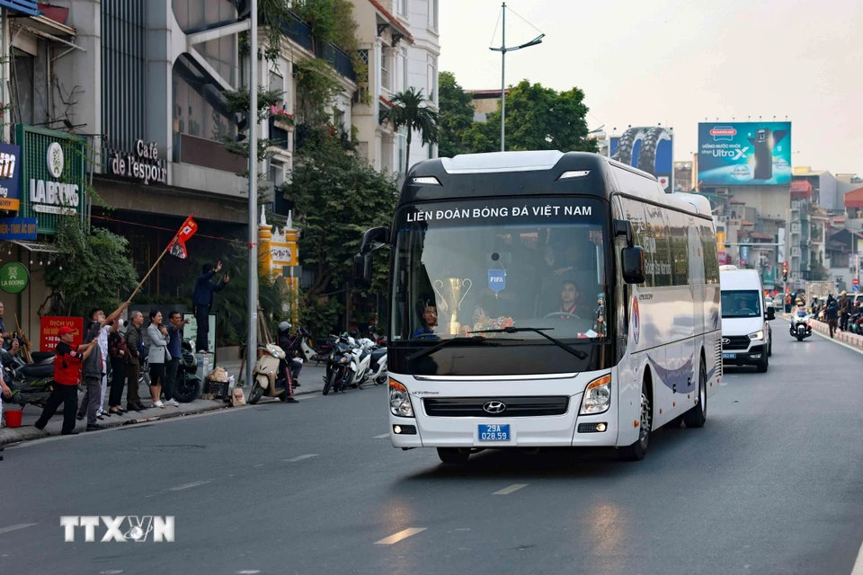 Người hâm mộ chào đón đội tuyển bóng đá Việt Nam dọc bên đường Âu Cơ. (Ảnh: Thanh Tùng/TTXVN)