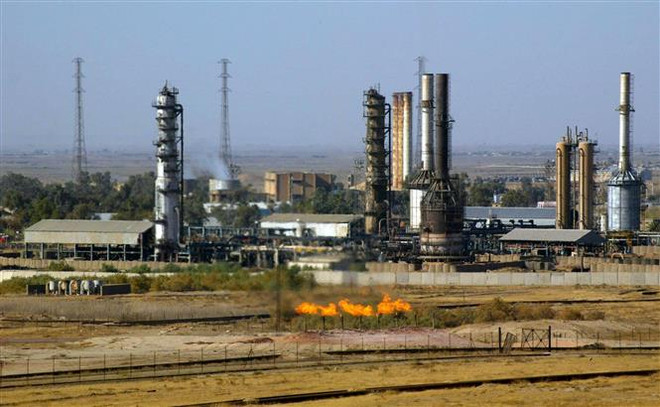 Một nhà máy lọc dầu ở Kirkuk, Iraq. (Ảnh: AFP/TTXVN) IEA: Nhu cầu về dầu mỏ gia tăng phản ánh những khó khăn về kinh tế ảnh 1