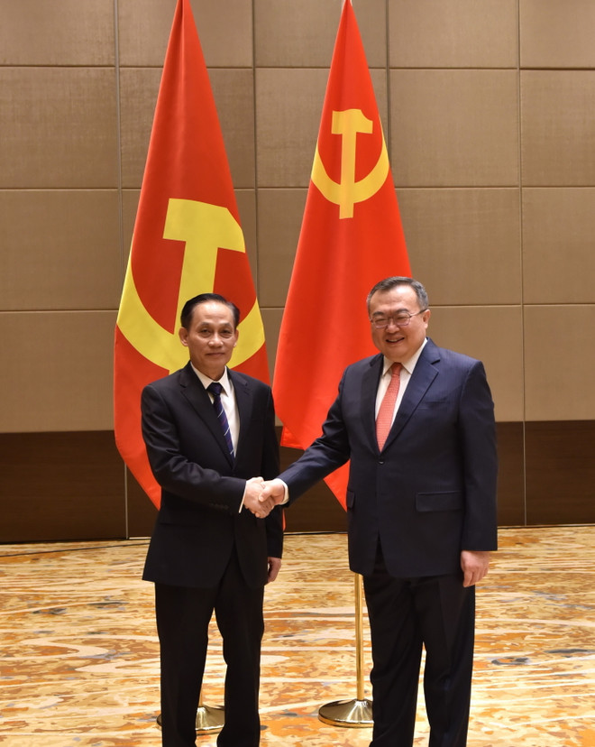 Trưởng Ban Liên lạc Đối ngoại Trung ương Đảng Cộng sản Trung Quốc Lưu Kiến Siêu và Trưởng Ban Đối ngoại Trung ương Lê Hoài Trung. (Ảnh: Tiến Trung/TTXVN) ttxvn-viet nam-trung quoc2.jpg