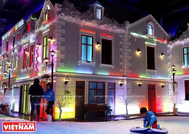 Nhiều hoạt động vui chơi mới lạ ở thị trấn tuyết trong lòng Sài Gòn ảnh 8