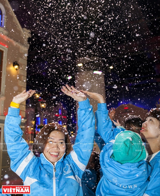 Nhiều hoạt động vui chơi mới lạ ở thị trấn tuyết trong lòng Sài Gòn ảnh 15