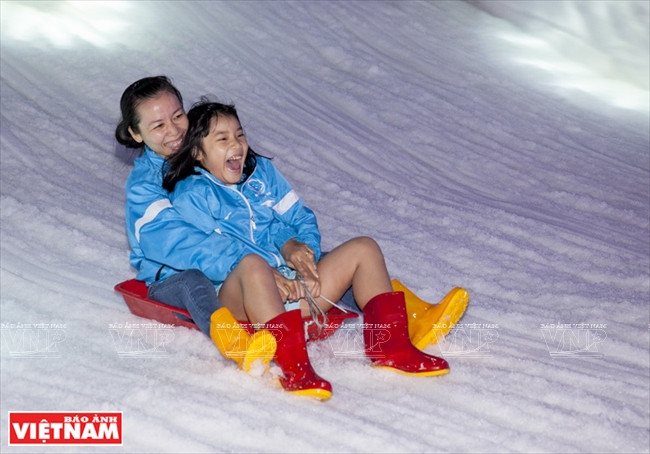 Nhiều hoạt động vui chơi mới lạ ở thị trấn tuyết trong lòng Sài Gòn ảnh 12