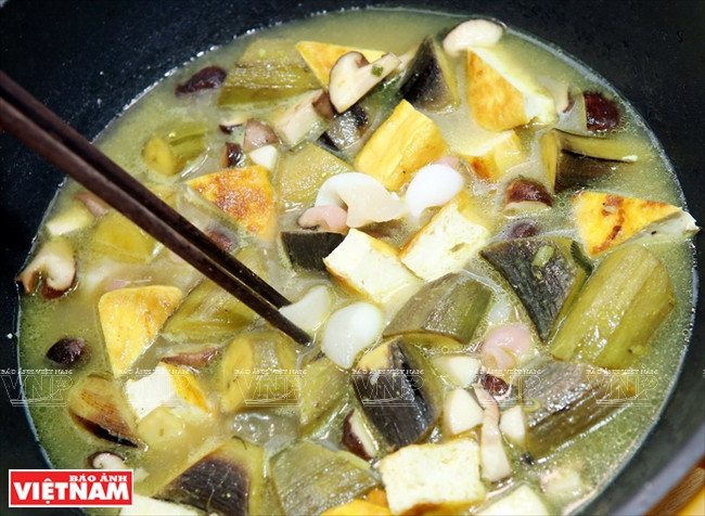 Sau đó các nguyên liệu được om với nước và mẻ . Chuối đậu om - món ăn mang đậm phong vị thôn quê Đồng bằng Bắc Bộ ảnh 5