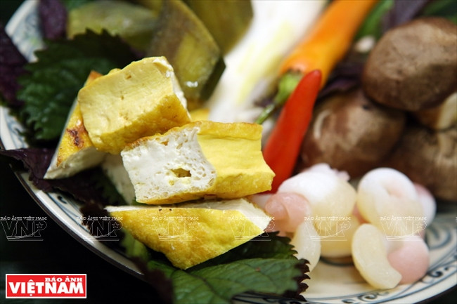 Đậu được rán nguyên miếng, sau đó được cắt nhỏ thành miếng vừa ăn. Chuối đậu om - món ăn mang đậm phong vị thôn quê Đồng bằng Bắc Bộ ảnh 2