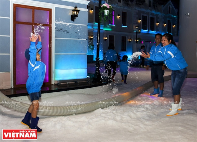 Nhiều hoạt động vui chơi mới lạ ở thị trấn tuyết trong lòng Sài Gòn ảnh 14