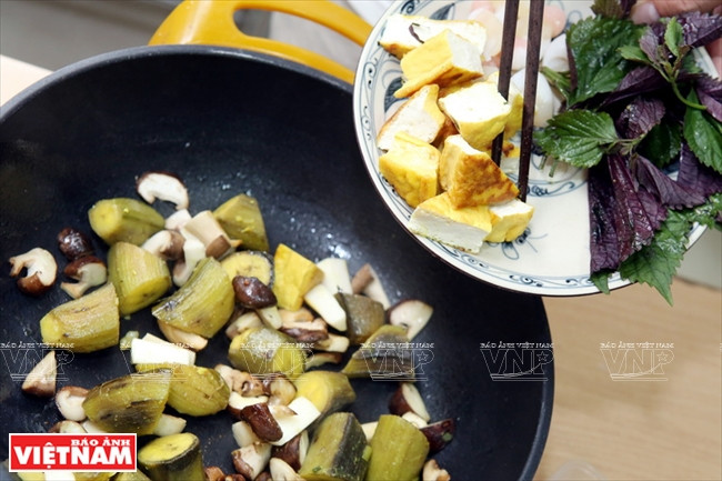 Chuối và nấm sau khi được cắt nhỏ vừa ăn được cho vào chảo đảo đều, tiếp đến cho đậu vào. Chuối đậu om - món ăn mang đậm phong vị thôn quê Đồng bằng Bắc Bộ ảnh 4