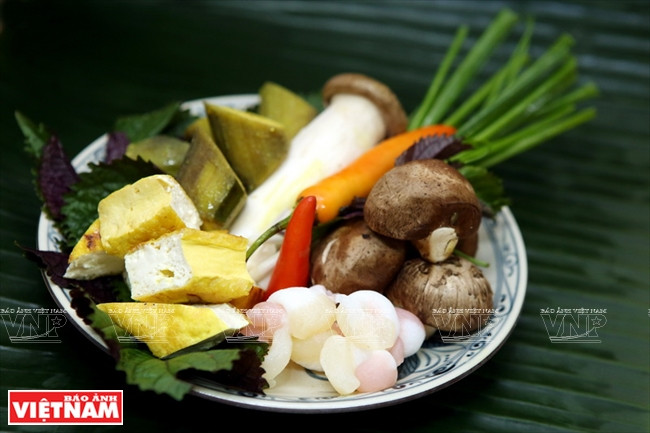 Nguyên liệu gồm có đậu rán, chuối xanh, nấm, tía tô… Chuối đậu om - món ăn mang đậm phong vị thôn quê Đồng bằng Bắc Bộ ảnh 1