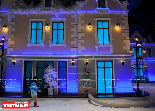 Nhiều hoạt động vui chơi mới lạ ở thị trấn tuyết trong lòng Sài Gòn ảnh 13